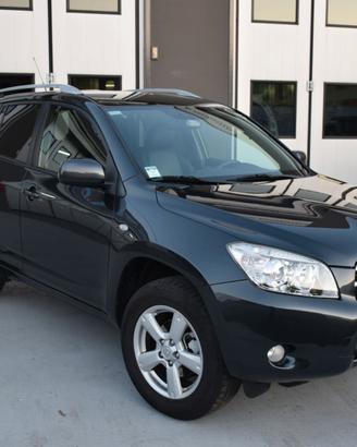 SUV  Toyota RAV 4 Luxury 4 ruote motrici.