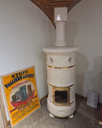 stufa ad accumulo di Castellamonte in ceramica 