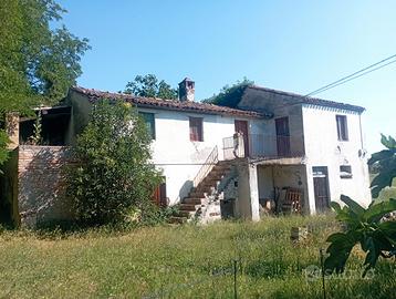 Casale con ampio giardino