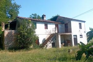 Casale con ampio giardino