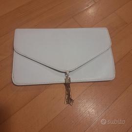 Pochette bianca con dettagli oro.