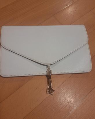 Pochette bianca con dettagli oro.