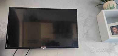  tv Tcl 32 pollici con gancio da muro