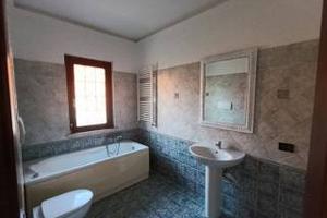 POMEZIA QUADRILOCALE CON TERRAZZO E GIARDINo