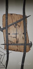 Orologio composto da vecchi chiodi