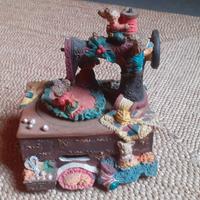 Carillon Topolini alla macchina da cucire 