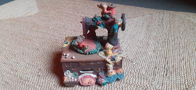 Carillon Topolini alla macchina da cucire 