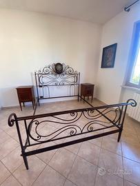 Letto matrimoniale ferro battuto e comodini