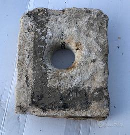 Antico anello scolpito in pietra per cavalli 1