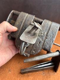 Antico lucchetto medievale con segreto 2 chiavi