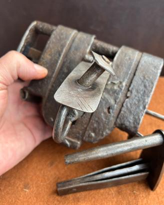 Antico lucchetto medievale con segreto 2 chiavi