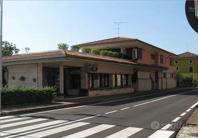 Casa singola con laboratorio e negozio