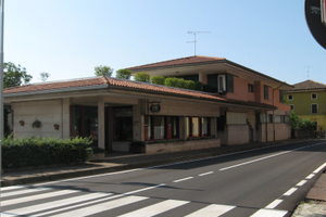Casa singola con laboratorio e negozio