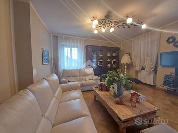 CASA SEMINDIPENDENTE A PISCINA