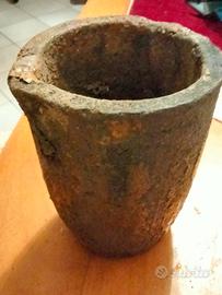 antico crogiolo usato per fusione di oro e argento