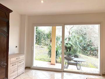 Semi inidipendente ampio giardino, box e cantina