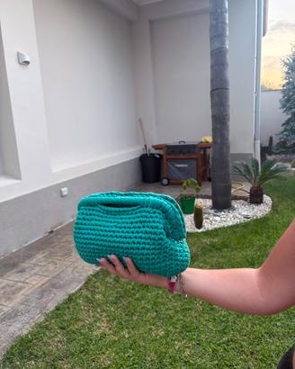 Borsa a mano all'uncinetto in fettuccia turchese