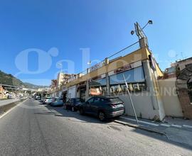 Viale Giostra, ampio locale con vetrine su strada