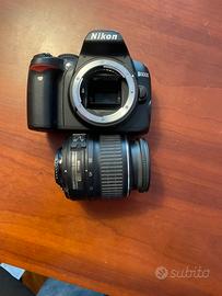 Nikon D3000 + 18-55 VR con borsa e SD