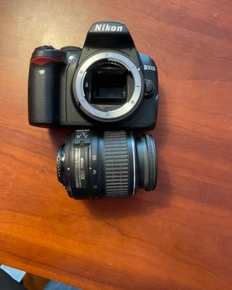 Nikon D3000 + 18-55 VR con borsa e SD