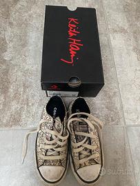 Due paia di scarpe Adidas e Converse numero 27