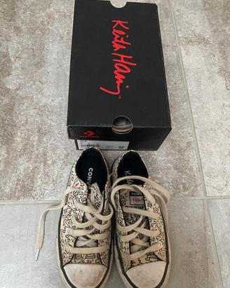 Due paia di scarpe Adidas e Converse numero 27