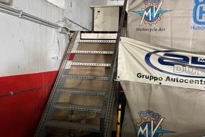 Soppalco industriale in acciaio con scala