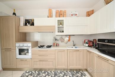 Appartamento indipendente con garage due cantine