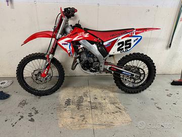 CR 125 R2 con documento