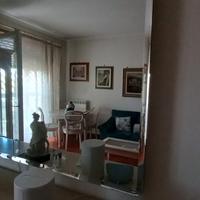 Specchio grande con luci e disegno floreale