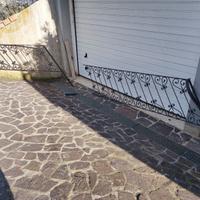 Ringhiera in ferro battuto.