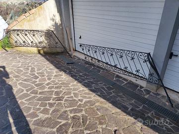 Ringhiera in ferro battuto.