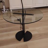 Tavolo di design in acciaio e vetro, con luce