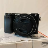 Sony Alpha 6000L + Custodia MegaGear in Vera Pelle