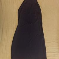 Vestito nero aderente con scollo all’americana