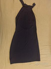 Vestito nero aderente con scollo all’americana