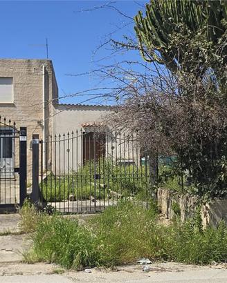 Ampio terreno con fabbricato su strada principale