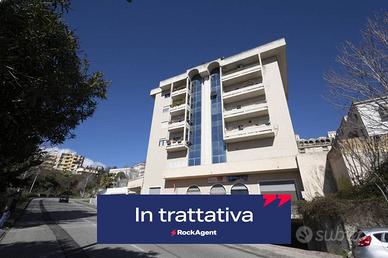 AMPIO GARAGE IN STABILE SIGNORILE DI CIRCA 160 MQ