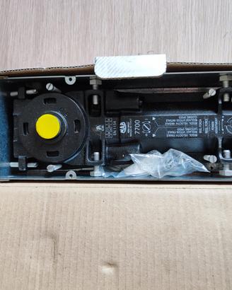 Chiudiporta a pavimento mab assa abloy 7705
