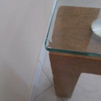 Tavolino in vetro e pietra fossile