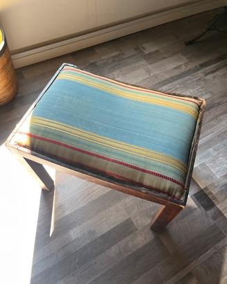 Panchetta/pouf vintage in legno con seduta imbotta