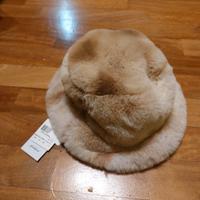 Cappello eco pelliccia.
