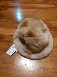 Cappello eco pelliccia.