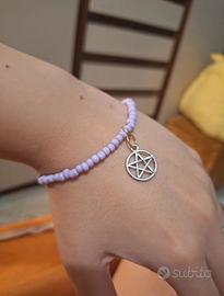 Bracciale artigianale lilla con ciondolo pentacolo