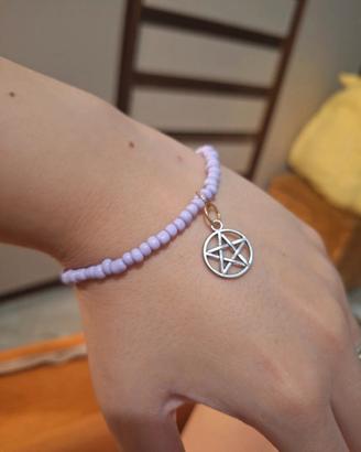 Bracciale artigianale lilla con ciondolo pentacolo