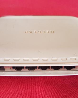 Switch Ethernet Netgear FS605 v3 – 5 porte 10/100 
