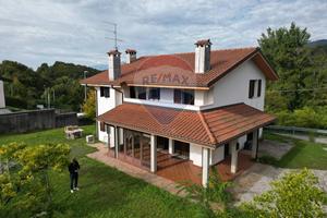 Villa o villino - Castelnovo del Friuli