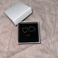 set orecchini a forma di cuore e anello
