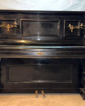 Pianoforte R. Weissbrod (Eisenberg)-con candelabri