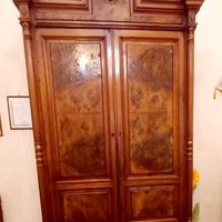Armadio antico fino 800 con ante in radica di noce